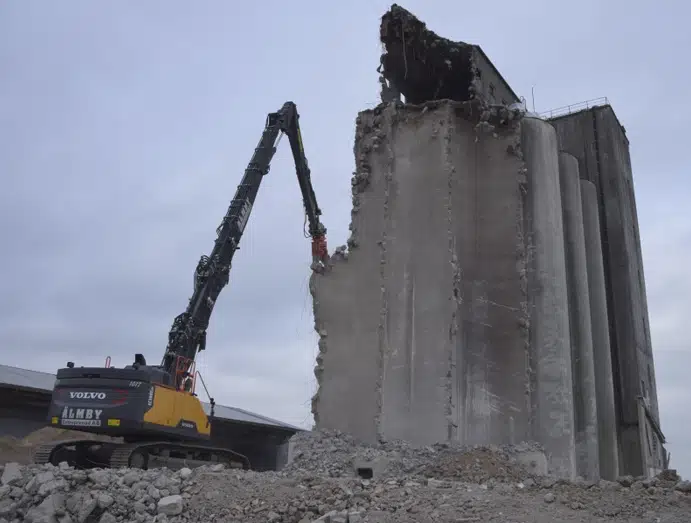65 year old silo demolished using Volvo’s new high reach demolition excavator